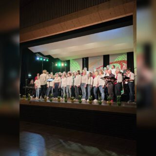 Konzert „Rund um den Asperg“ – Ein Abend - Drei Chöre - Wundervolle Musik 🎶
Das Konzert „Rund um den Asperg“, das die "Asperger Töne" präsentierten, war ein schöner und abwechslungsreicher Abend, der sowohl die Sängerinnen und Sänger als auch das Publikum begeisterte.
Unter der Leitung unserer Dirigentin Carmen Iavlov trugen wir eine Reihe von Liedern vor, die von gefühlvollen Balladen bis hin zu kraftvollen Songs reichten. Das Konzert begann mit When We Were Young von Adele und setzte sich mit Shallow und weiteren Stücken fort, die unsere Vielfalt und Leidenschaft für Musik widerspiegeln.
Wir waren besonders stolz darauf, die "Vocal Mix" aus Möglingen und die "Young Voices" aus Tamm als Gäste begrüßen zu dürfen. Ihre Darbietungen – von Hallelujah über Believer bis zu Euphoria – sorgten für viel Abwechslung und bereicherten den Abend!
Besonders gefreut haben wir uns über die Anwesenheit von Bürgermeister Herr Eiberger. Seine Teilnahme unterstreicht die Bedeutung von Musik und Kultur in unserer Stadt und ehrt uns sehr.
Zum Abschluss traten alle Chöre gemeinsam auf und sangen A Million Dreams aus dem Film The Greatest Showman – ein besonderer Moment, in dem fast 90 Sängerinnen und Sänger ihre Stimmen vereinten und ein harmonisches, bewegendes Finale schufen.
Ein herzliches Dankeschön an alle, die dieses Konzert möglich gemacht haben – an unsere Sängerinnen und Sänger, unsere Gäste, die Musiker und natürlich an das Publikum. Ein besonderer Dank gilt auch unserem Dirigenten-Team und den vielen Helferinnen und Helfern im Hintergrund.
Ihr Applaus und Ihre Unterstützung haben den Abend zu einem unvergesslichen Erlebnis gemacht!
Wir freuen uns schon auf das nächste Mal und hoffen, Sie auch dann wieder bei uns begrüßen zu dürfen.
#ChorvereinigungAsperg #AspergerTöne #RundUmDenAsperg #MusikVerbindet #Konzertabend #Danke