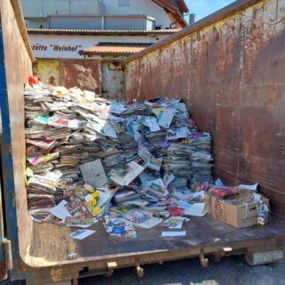 Sammeln, schwitzen, stapeln – und dann gemeinsam genießen!
Am Samstag, 12. April, waren wir wieder unterwegs bei unserer zweiten Altpapiersammlung in diesem Jahr!
Bei über 20 Grad und Sonnenschein starteten wir um 9:30 Uhr – mit dabei wie immer viele Sängerinnen, Sänger und Familienmitglieder der Asperger Töne. Ob Zeitungen, Bücher, Zeitschriften, Kartons oder Asperger Nachrichten – alles wurde eingesammelt, unsere Container füllten sich rasant.
Nach 2,5 Stunden war alles geschafft und wir konnten zum wohlverdienten gemütlichen Teil übergehen: mit leckerer Stärkung und guter Laune.
Ein riesiges Dankeschön an alle, die uns ihr Altpapier gespendet haben! Mit dem Erlös können wir wieder tolle Projekte im Verein möglich machen.
Save the Date:
Die nächste Altpapiersammlung findet am 19. Juli statt – wir freuen uns schon darauf!
#AspergerTöne #Altpapiersammlung #GemeinsamStark #VereinMitHerz #DankeAsperg