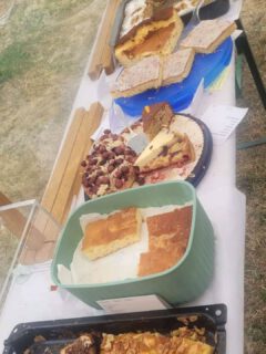 Was für ein schöner Sonntag unter den Apfelbäumen! 🍎🌳
Ein riesengroßes Dankeschön an den OGV Asperg, dass wir auch dieses Jahr beim Gartenfest dabei sein durften – mit unserem Kuchenstand voller selbstgebackener Leckereien.
Danke an alle, die vorbeigeschaut, Kuchen gegessen oder mitgenommen haben – ihr habt uns ein Lächeln ins Gesicht gezaubert (und ein paar Bleche leer 😄).
Und natürlich ein dickes DANKE an alle Helfer*innen und Bäcker*innen hinter den Kulissen – ihr seid großartig!
Bis im nächsten Jahr – wir freuen uns schon! 🎶🍰
#AspergerTöne #Gartenfest #DankeOGV #KuchenLiebe #AspergFeiert #UnterApfelbäumen #Chorgemeinschaft #Backfreude #MehrwegMachtFreude